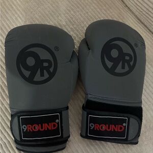9Round Gray Boxing Gloves